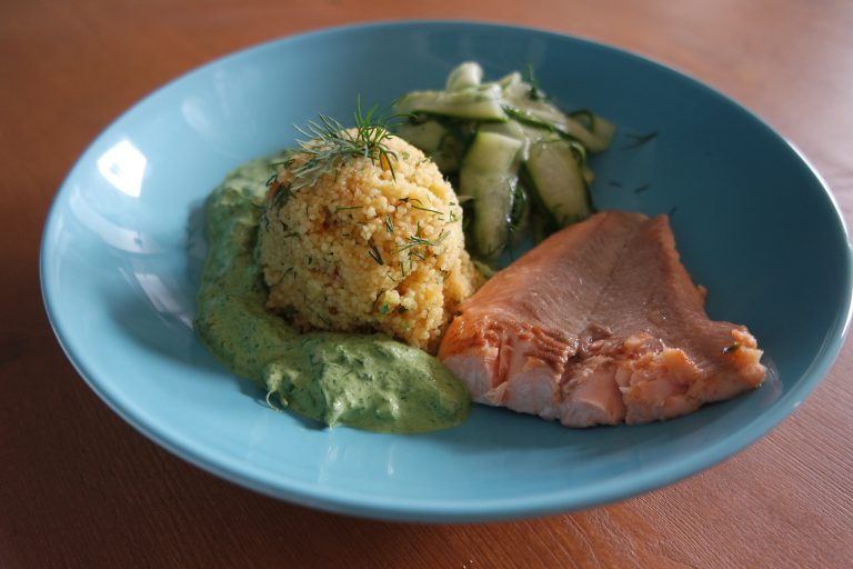 Fisch mit Orangen-Couscous, Gurkensalat und grüner Soße – heideblitz