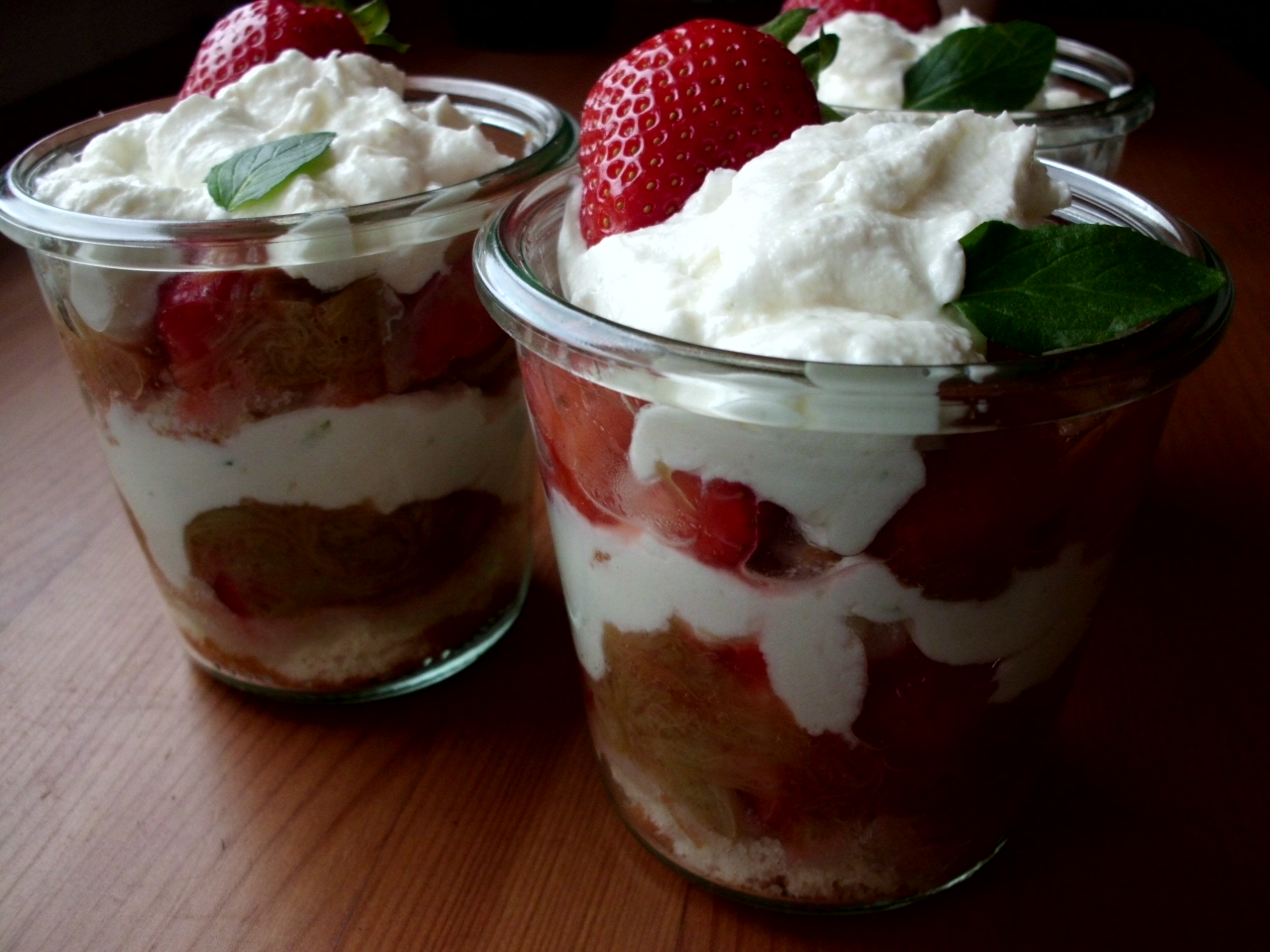 Rhabarber-Trifle mit Limettencreme – heideblitz