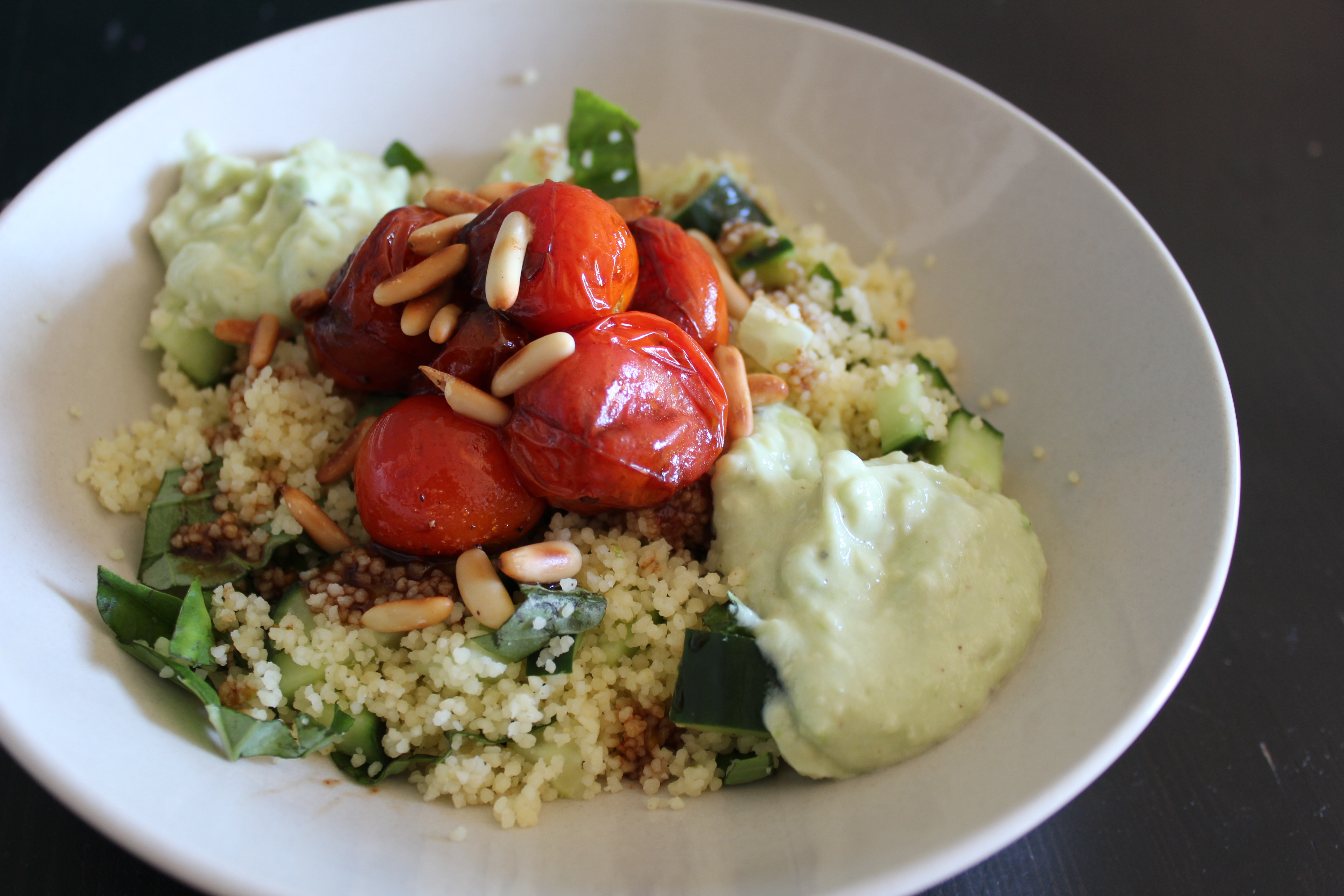 Basilikum-Couscous-Salat mit Schmortomaten – heideblitz