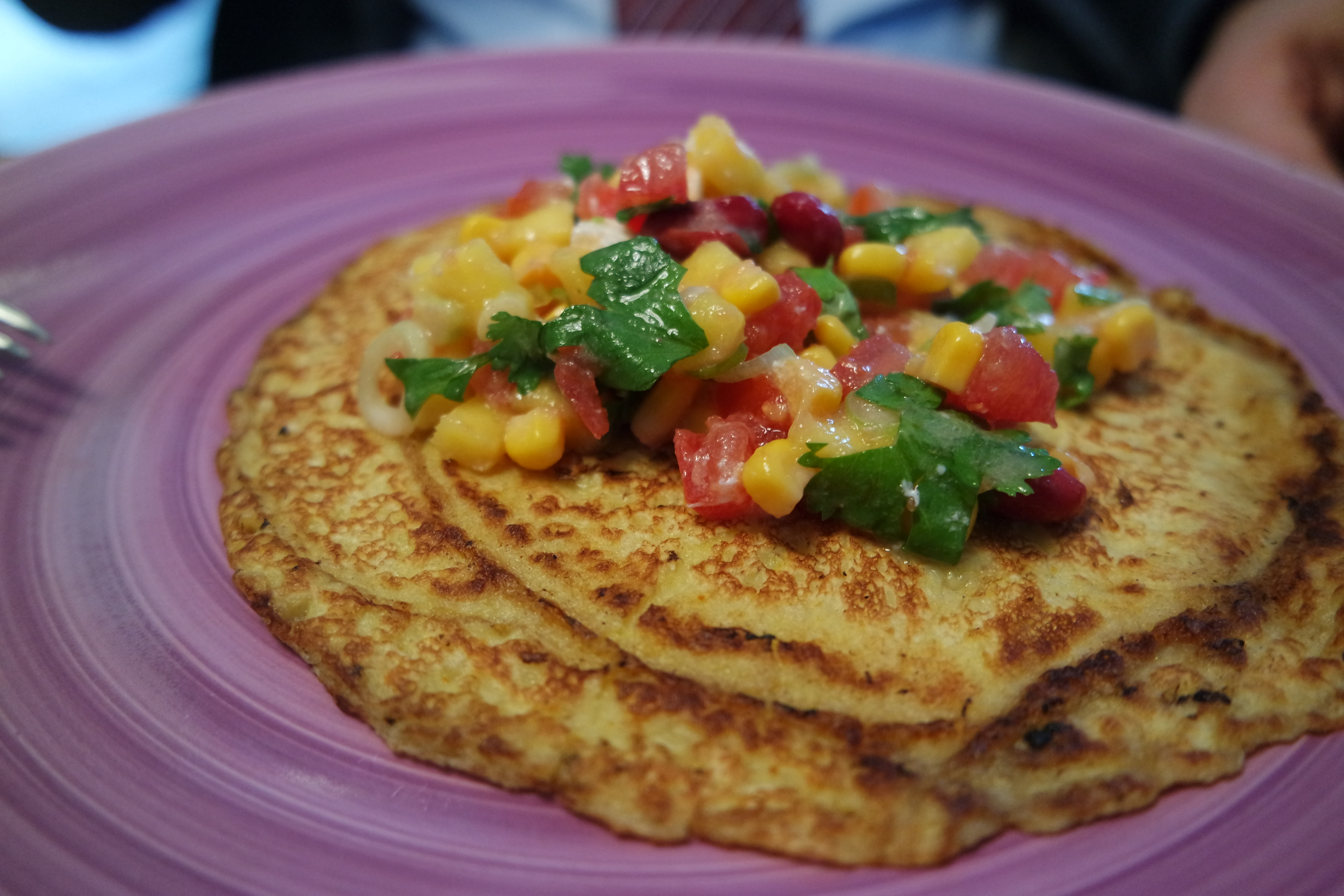 Tomaten-Mango-Salat im Pfannkuchen