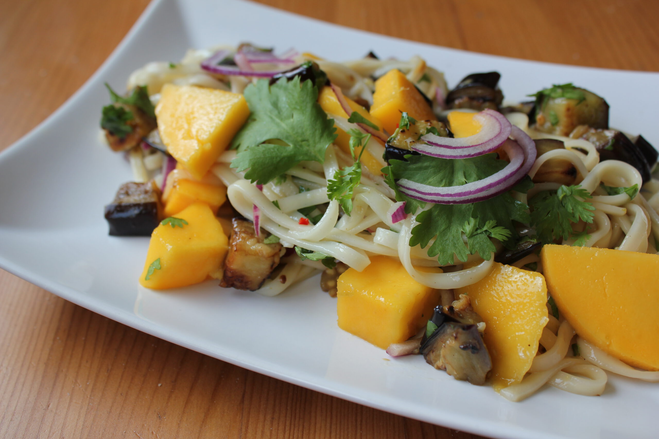 Asiatischer Nudel-Mango-Salat – heideblitz
